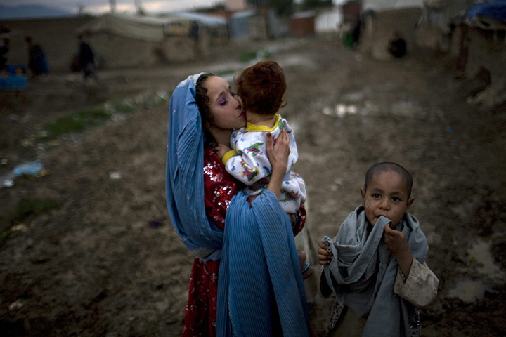 24 hours in pictures: makeshift camp for displaced Pashtun families from Helmand province 