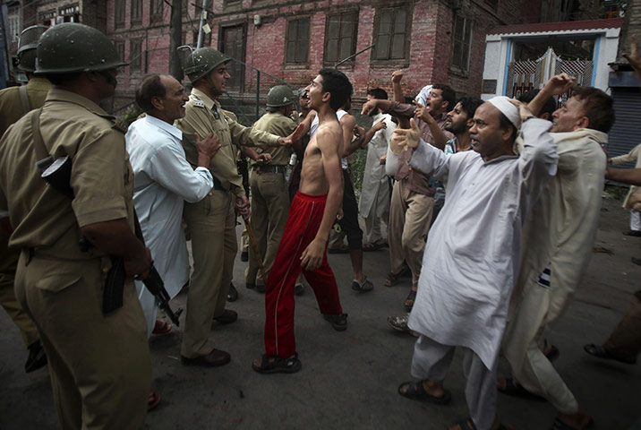 24 hours in pictures: funeral procession in kashmir