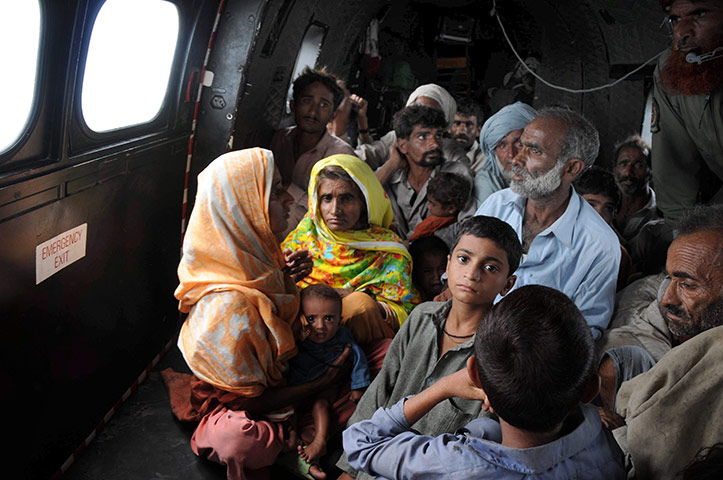 Pakistan update: Pakistani Army soldiers evacuate flood victims by helicopter