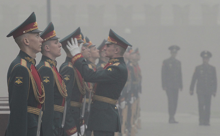 Wildfires in Russia : A guard of honour in heavy smog in Moscow