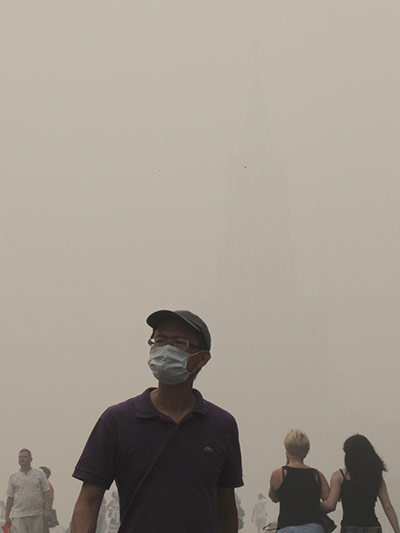 Wildfires in Russia : A tourist wears a mask