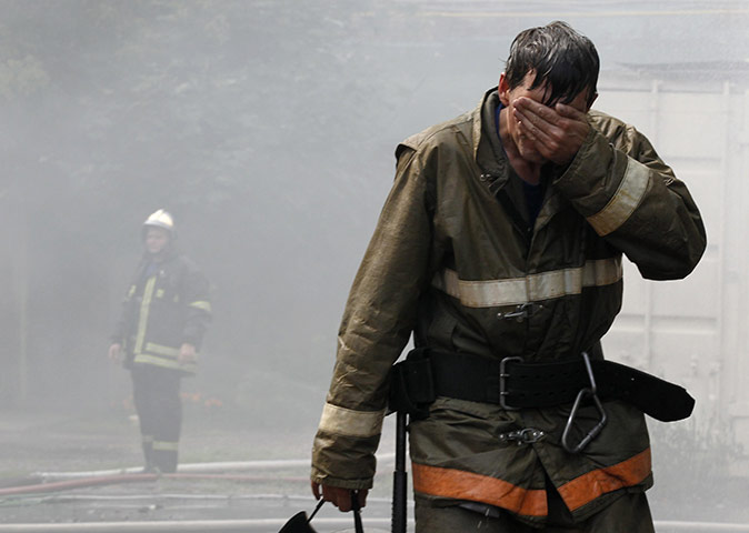 Wildfires in Russia : A firefighter wipes his face 