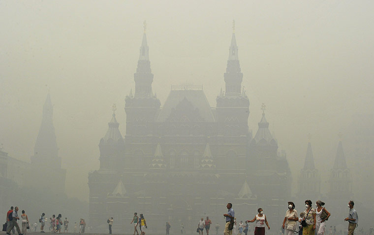 24 hours in pictures: Russians and tourists wear facemasks from forest fire smog 