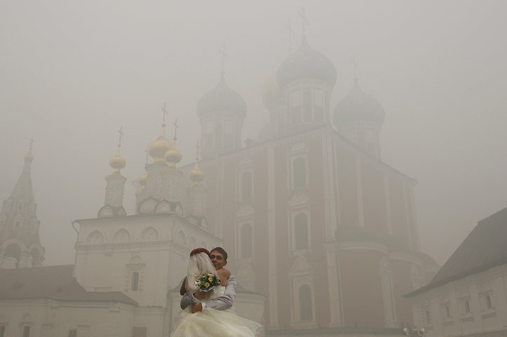 russia update: A newly married couple embrace in the deep layer of smog, Ryazan