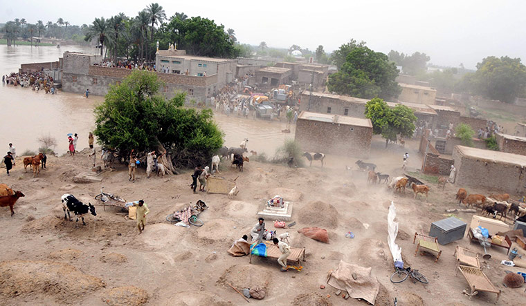 Pakistan aerial: Pakistani Army soldiers distribute food through Army helicopters