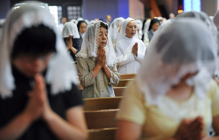 24 hours in pictures: Nagasaki residents pray in Nagasaki