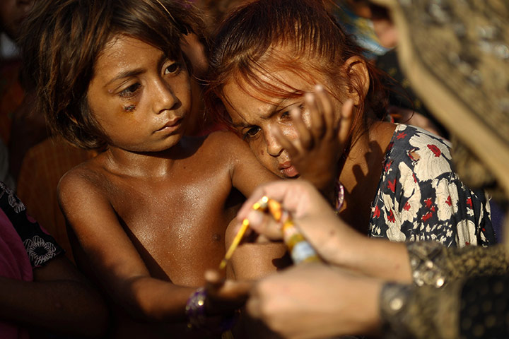 24 Hours: Pakistani flood victims have their hands decorated at their relief camp 