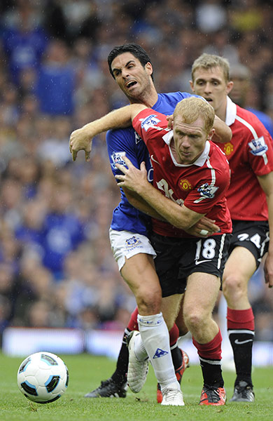 Everton v Man Utd: Mikel Arteta and Paul Scholes tussle for the ball