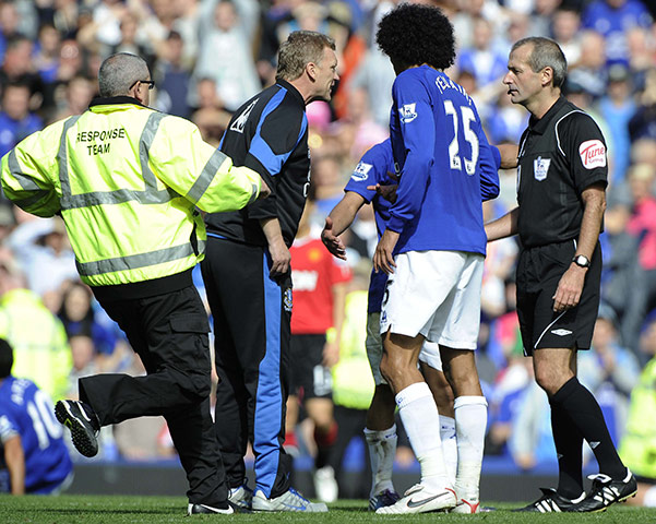 Everton v Man Utd: David Moyes confronts the referee as the final whistle goes