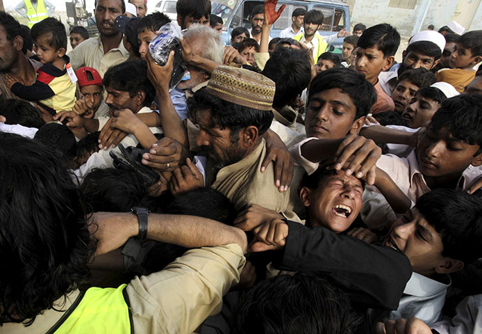 Six weeks later: Pakistan: Pakistani flood affected people  scramble to receive gifts 