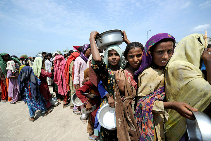 Six weeks later: Pakistan: Internally displaced Pakistani people queue for food 