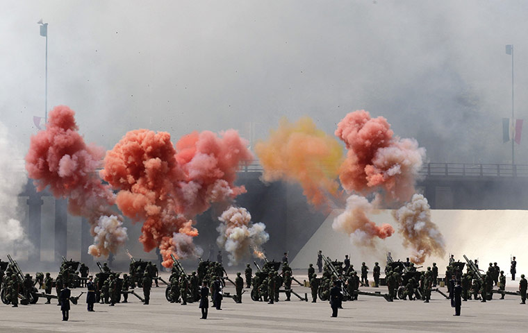 Mexico Bicentennial : Mexican soldiers fire cannons
