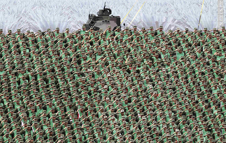 Mexico Bicentennial : Mexican troops take salute