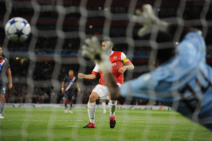 Arsenal v SC Braga: Braga goalkeeper Felipe dives to this left in an attempt to save a penalty