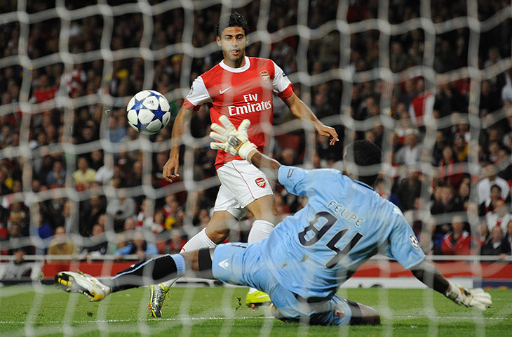 Arsenal v SC Braga: Vela lifts the ball over Felip to score the fifth goal for Arsenal