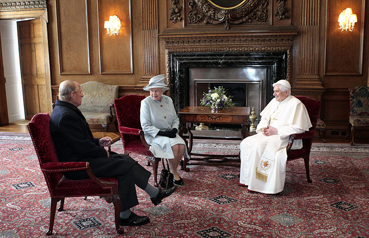 Pope arrives in Scotland: Queen Elizabeth II and the Duke of Edinburgh talk with Pope Benedict XVI