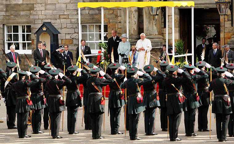 Pope arrives in Scotland: Queen Elizabeth II meets Pope Benedict XVI at the Palace of Holyroodhouse 