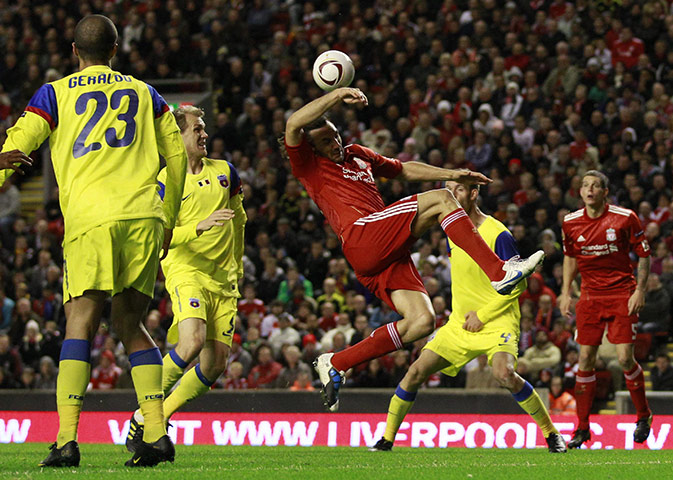 Europa Cup: Steaua Bucharest's Kapetanos brings down Liverpool's Kyrgiakos