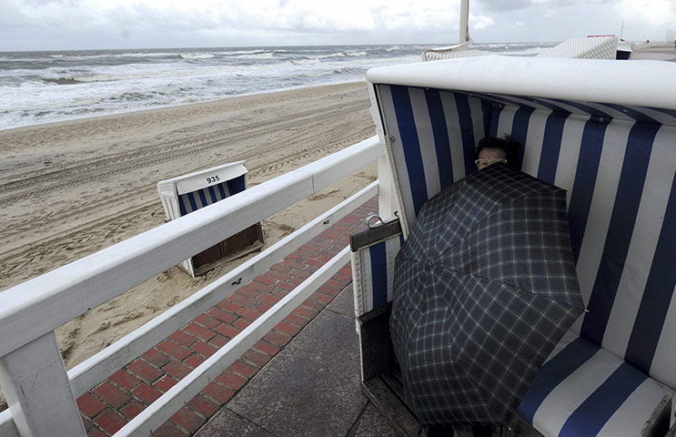 24 hours in pictures: Stormy weather on Sylt