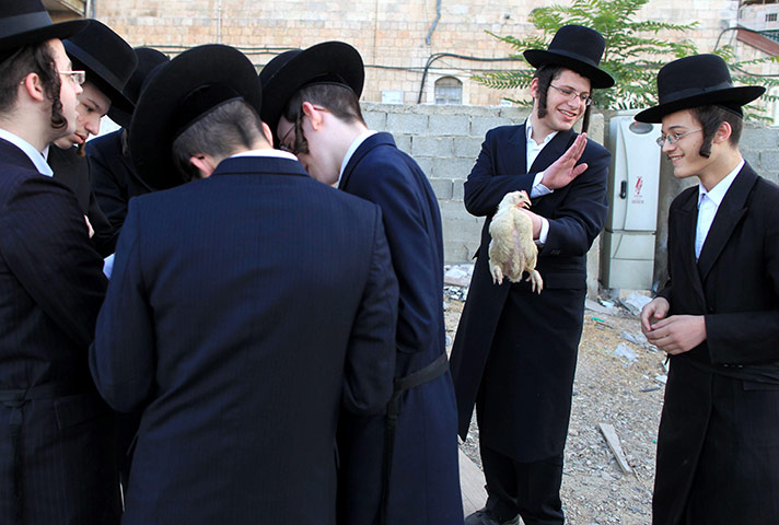 Yom Kippur Update: Twirling chickens to rid one of sins before the start of Yom Kippur