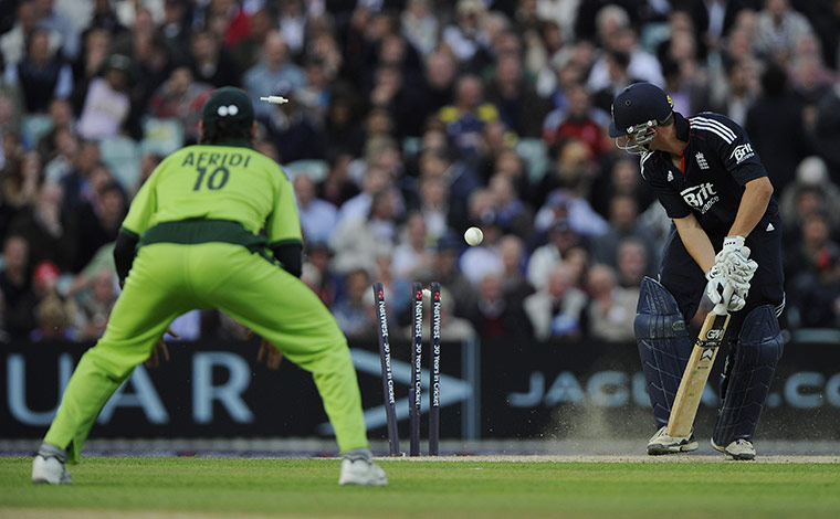 England v Pakistan ODI: Trott bowled by Akhtar in the England v Pakistan ODI