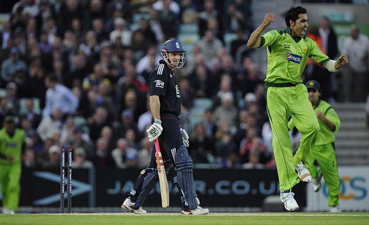England v Pakistan ODI: Strauss bowled by Gul