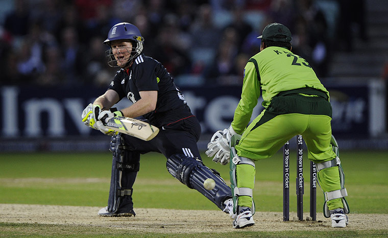 England v Pakistan ODI: Morgan reverse sweeps Afridi
