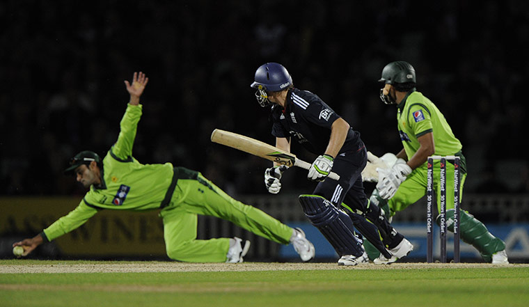 England v Pakistan ODI: A diving Hafeez stops an edge from Luke Wright