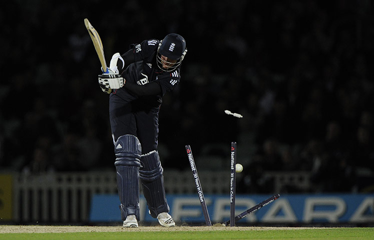 England v Pakistan ODI: Stuart Broad bowled by Umar Gul