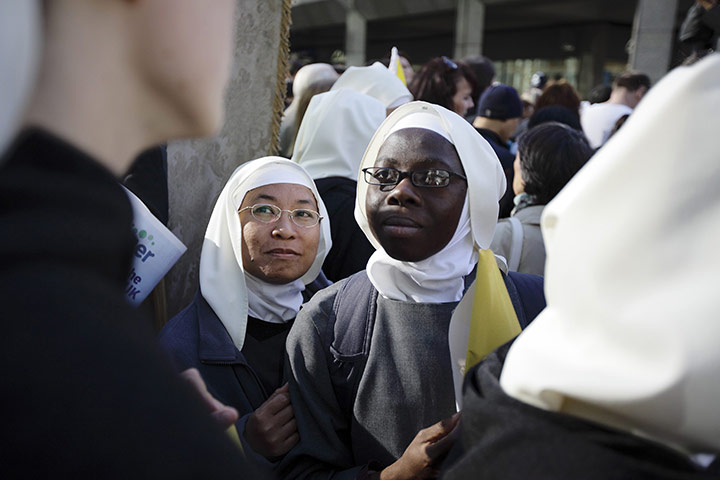 Pope in London: Nuns outside Westminster Cathedral before a mass with Pope Benedict XVI