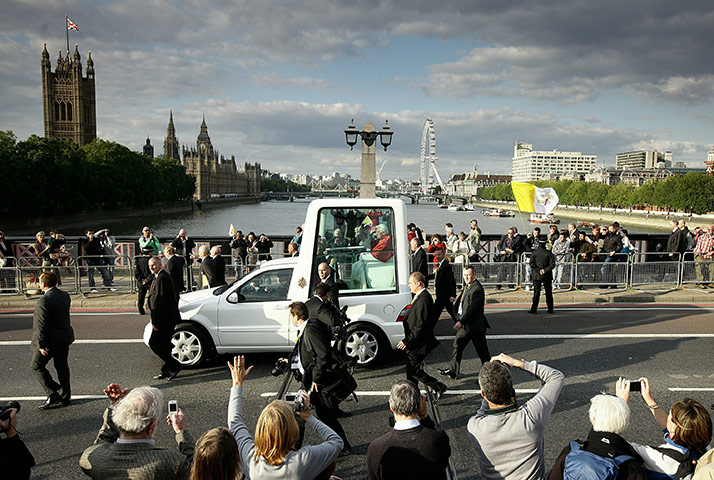 24 Hours in Pictures: Pope Benedict XVI crosses the Lambeth Bridge
