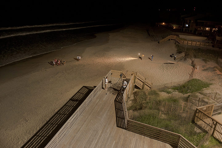 Hurricane Earl: Camera crews broadcast from the beach as Hurricane Earl approaches