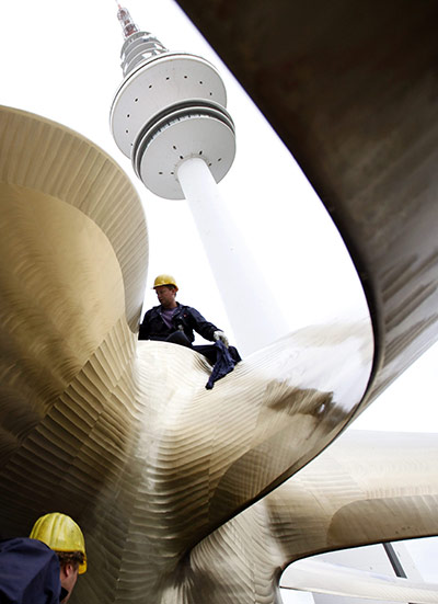 24 hours: Hamburg, Germany: Workers mount and clean a huge marine propeller screw