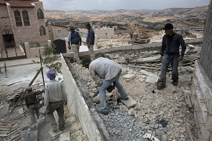 Middle East Peace Talks: Palestinian laborers work at a new neighborhood in the West Bank