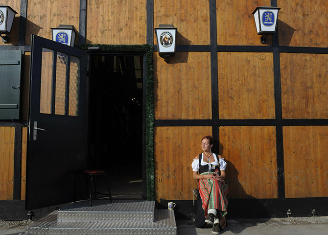 Oktoberfest: A waitress relaxes in the sun 