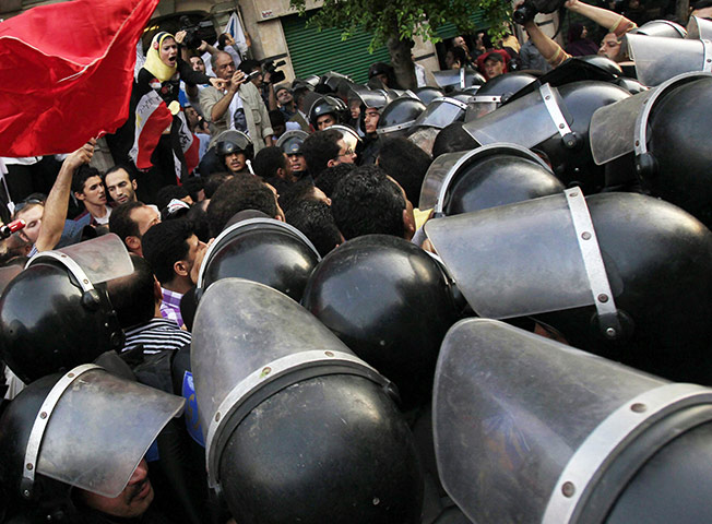 24 hours in pictures: Cairo, Egypt: Riot police clash with anti-government protesters