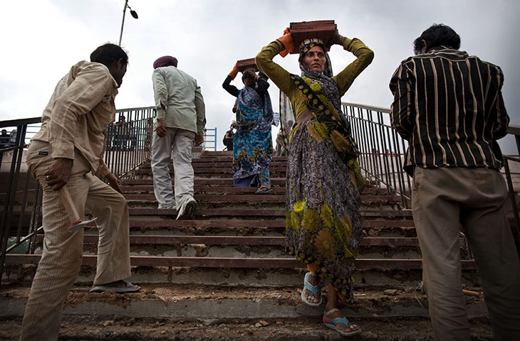 Commonwealth 2: Indian laborers carry bricks 