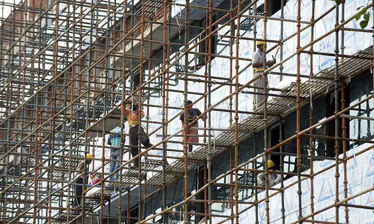 Commonwealth 2: Indian labourers work at the constructio
