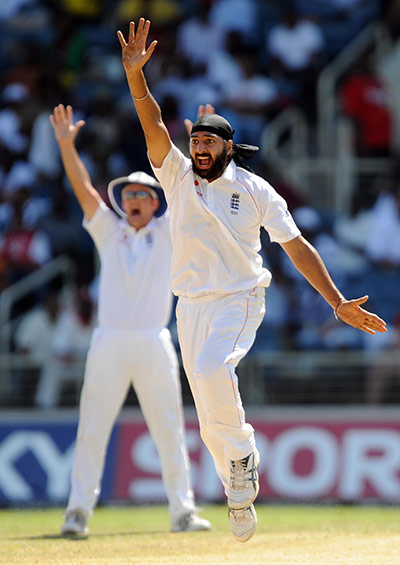 sport: England's cricketer Monty Panesar (C) an