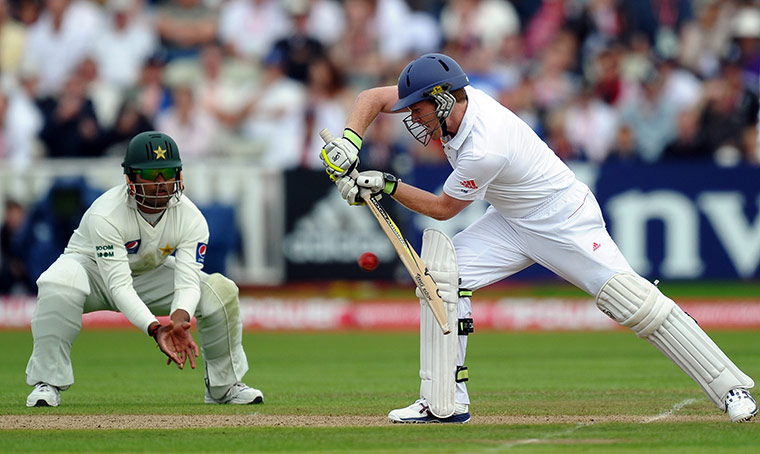 sport: England batsman Eoin Morgan (R) playsa a