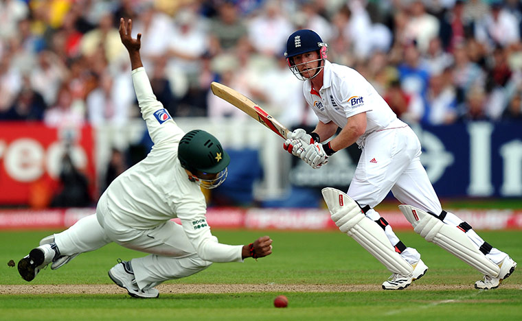 sport: England batsman Paul Collingwood (R) pla