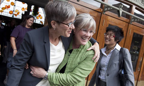 Margaret Witt (centre)