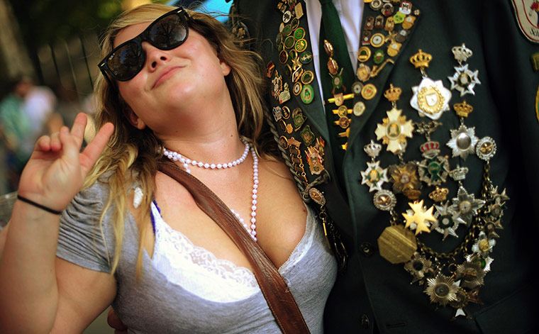 24 Hours: New York City, New York, USA: Visitors pose for photographs at Oktoberfest