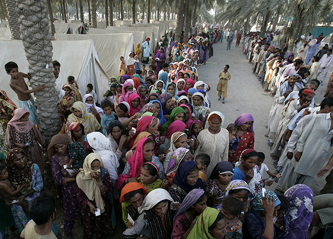 24 Hours: Shikarpur, Pakistan: People displaced by floods queue for relief goods