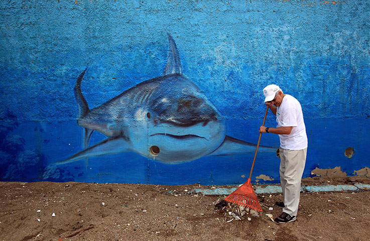 24 Hours: Santo Domingo, Dominican Republic: Volunteers help clear beaches