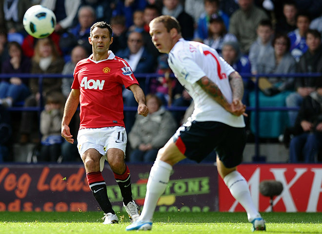 football: Manchester United's Ryan Giggs (L) eyes