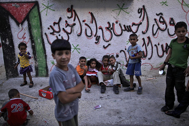 Muhammed Muheisen: Palestinian children play in an alley of the West Bank