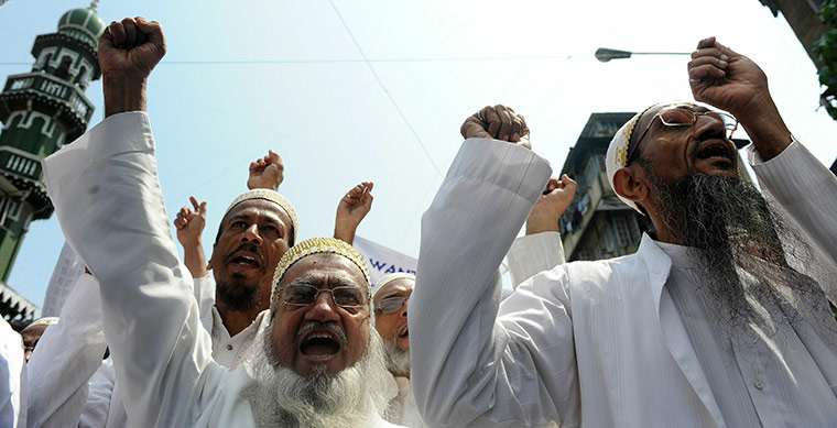 24 hours: Indian Muslim men shout peace slogans, o