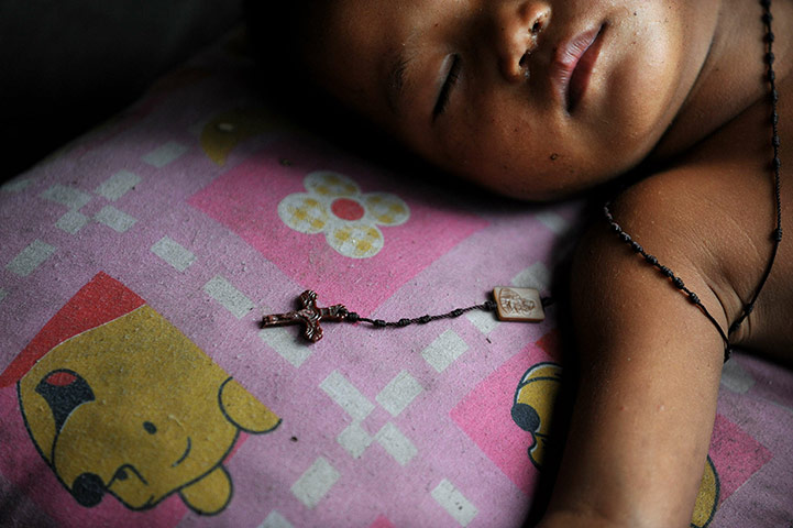 24 hours: A child sleeps on a pavement in Manila 