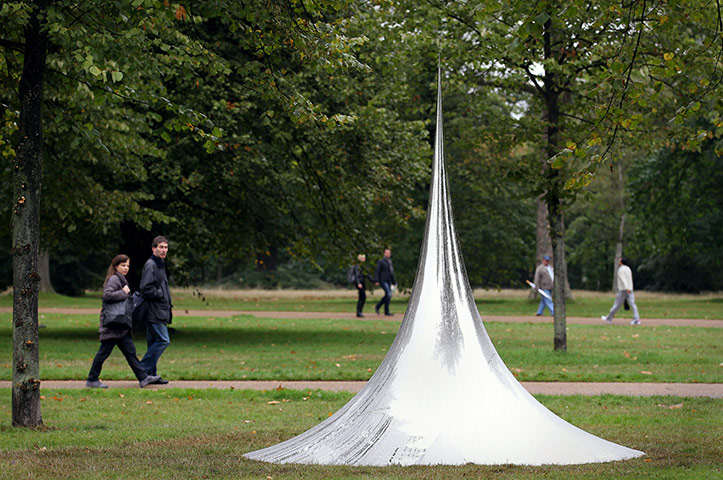 Kapoor: Non-Object (Spire) viewer sees a distorted reflection